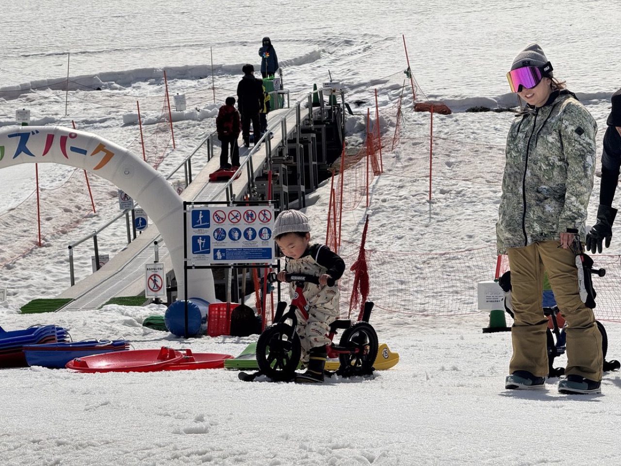 タングラム斑尾のキッズパークで雪遊び