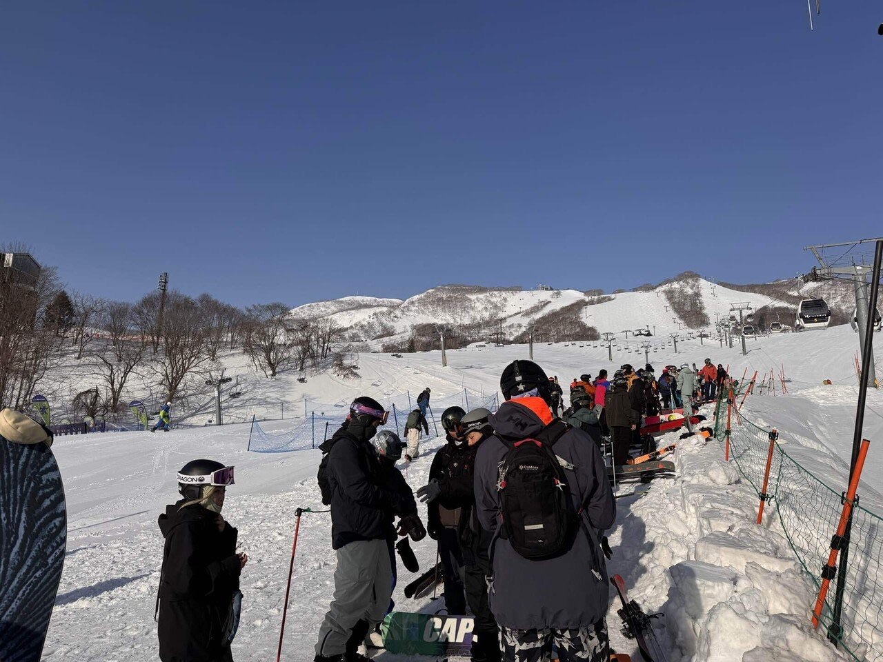 ニセコのゲレンデと多くの外国人スキーヤー