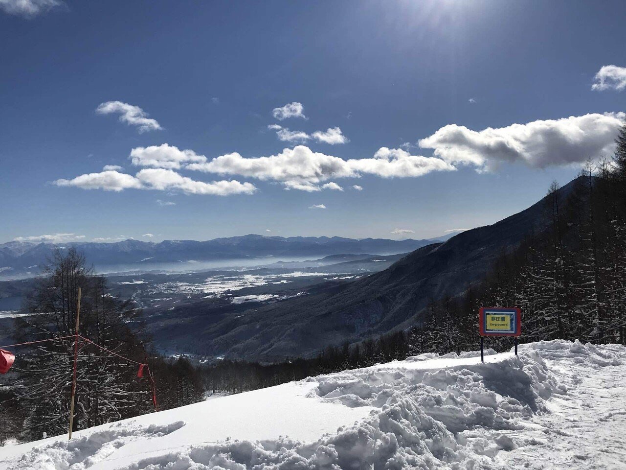 ゲレンデ山頂から望む雪景色